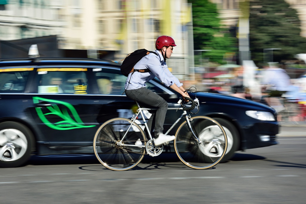 Study Shows Cars Pass Closer to Cyclists Wearing Helmets